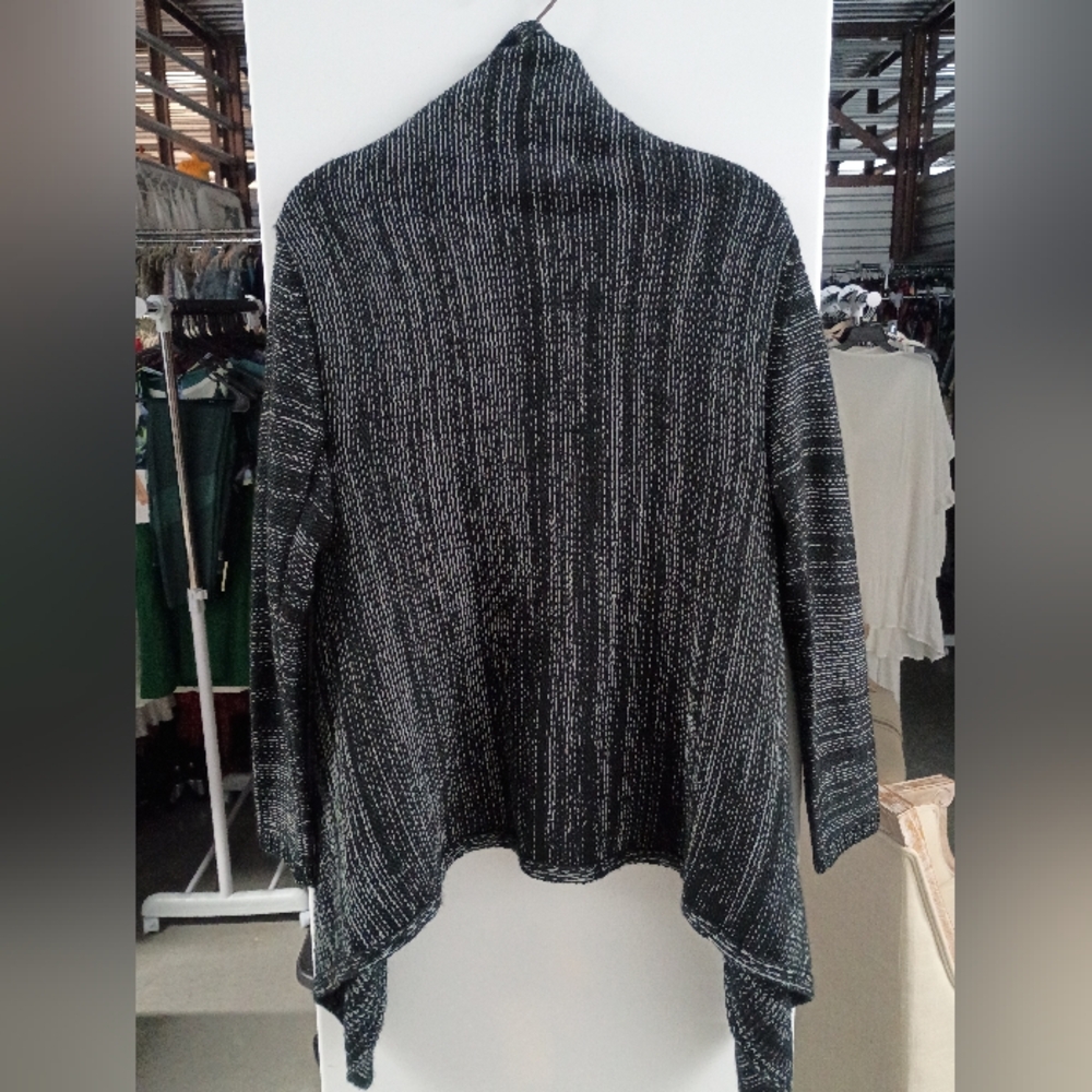 Black and White Knit Shrug with Textured Design - Picture 4 of 4